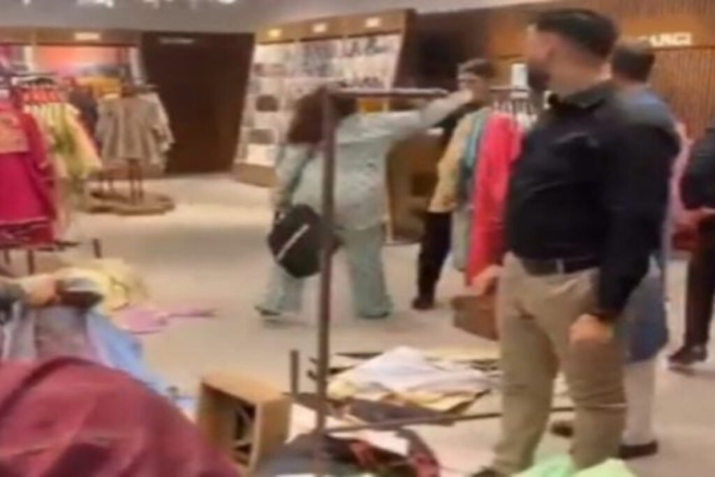 Rich woman beats sales boy with slaps and punches in Karachi Mall, Video goes viral
